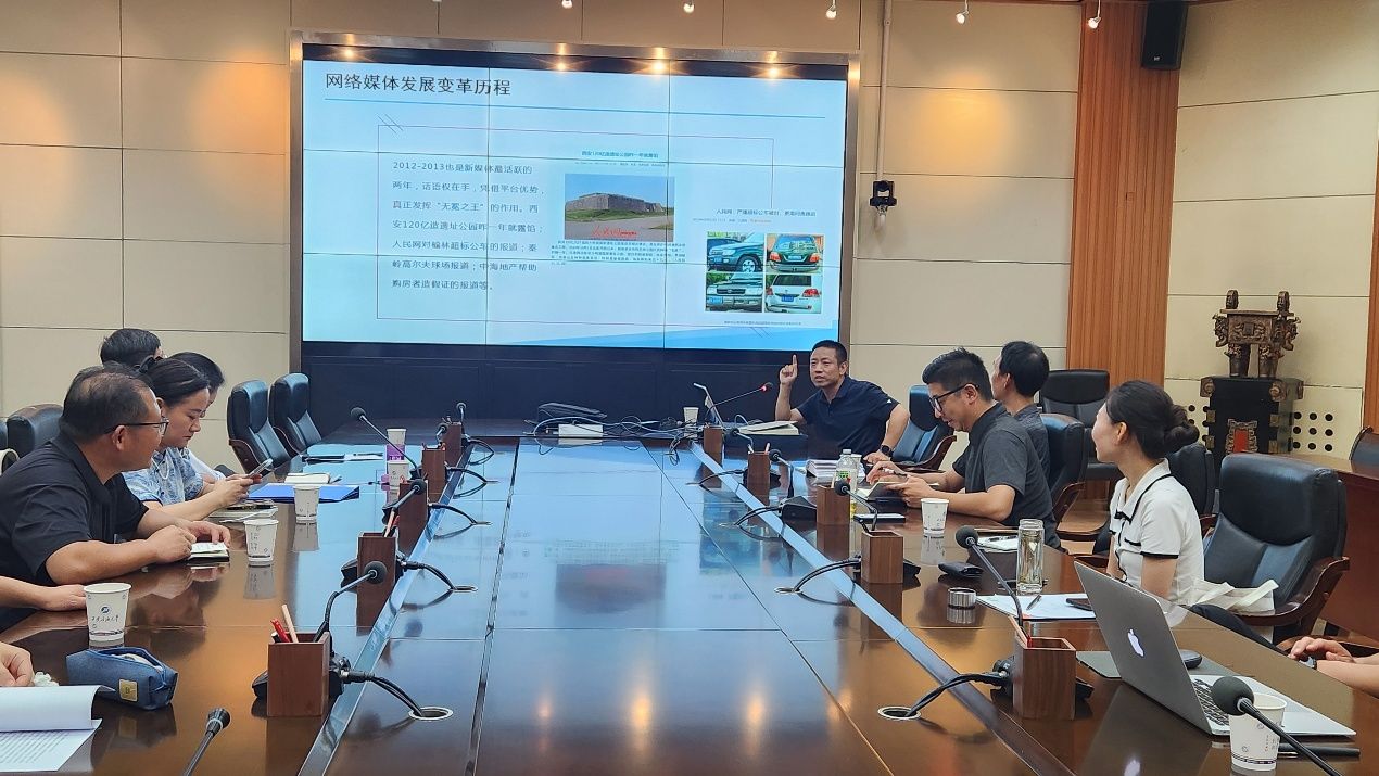 图片包含 室内, 桌子, 男人, 柜台AI 生成的内容可能不正确。